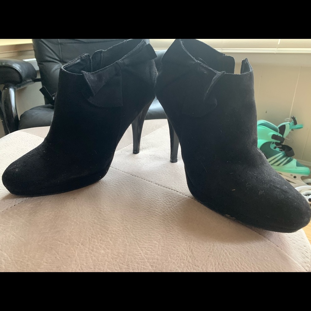 Black heeled bootie